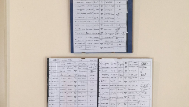 Ο Αδωνις έκανε κάδρο τις 50 υπογραφές (pic)...