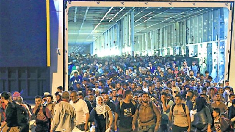 1,822 refugees arrive at Piraeus port on Monday