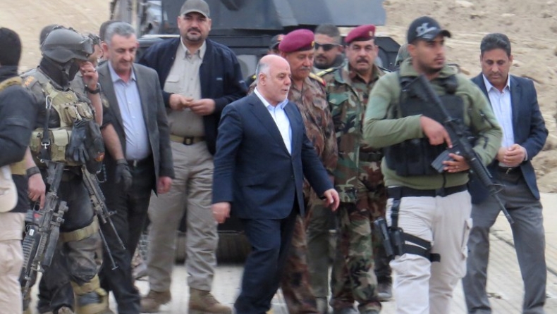 Ραμάντι: Ο πρωθυπουργός του Ιράκ «προελαύνει» στην πόλη-σύμβολο πάνω σε τανκ! (pics & vid)