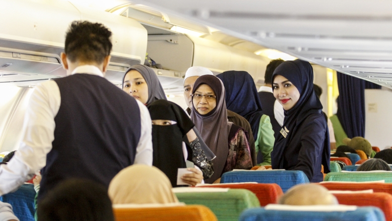 Αεροσυνοδοί με χιτζάμπ και προσευχές πριν την πτήση
