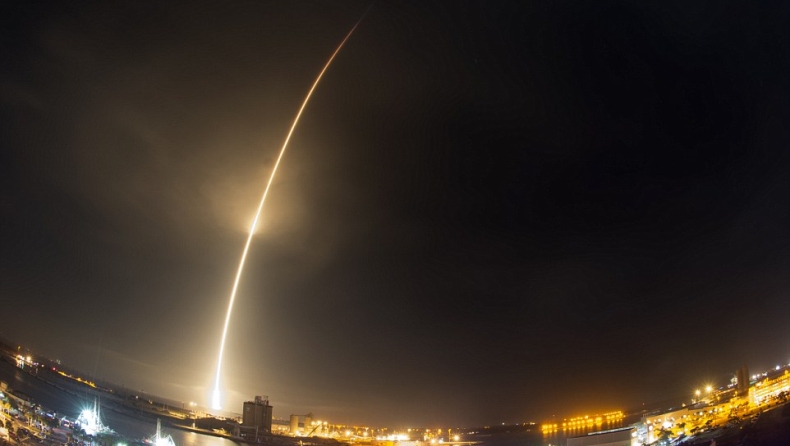 Η άψογη, κάθετη προσγείωση του πυραύλου SpaceX (pic+vid)