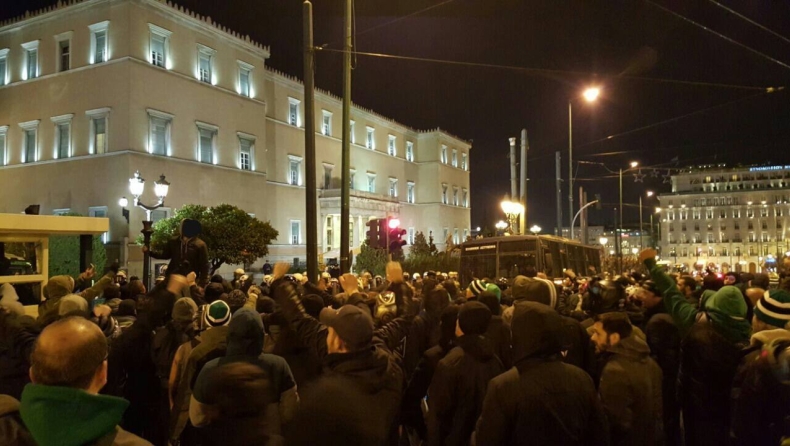 Διαμαρτυρία σε Βουλή και γραφεία ΝΔ-ΑΝΕΛ από την Θύρα 13 (vid)