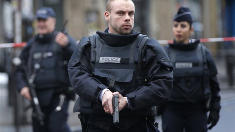 Μυστήριο γύρω από τον άνδρα που επιτέθηκε στο αστυνομικό τμήμα του Παρισιού
