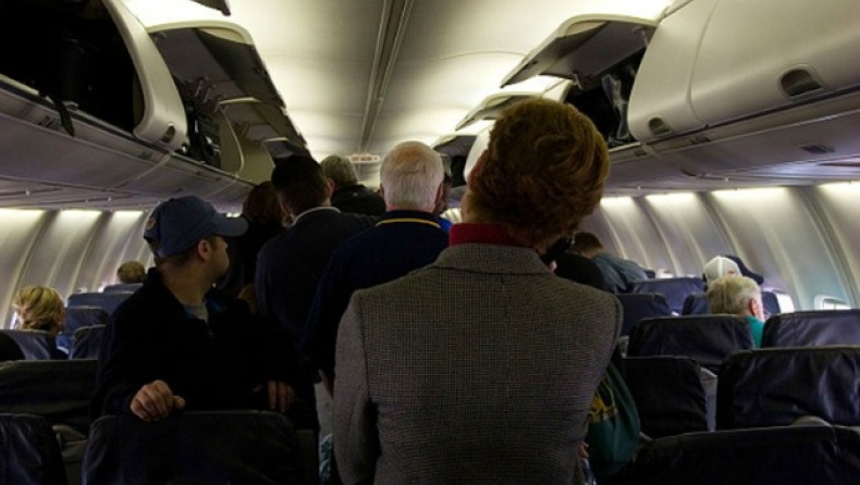 Δέκα πράγματα που δεν πρέπει να κάνετε στο αεροπλάνο