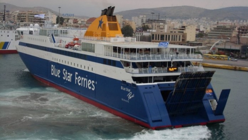 Πρόσκρουση του Blue Star Paros στο λιμάνι του Πειραιά (pics)