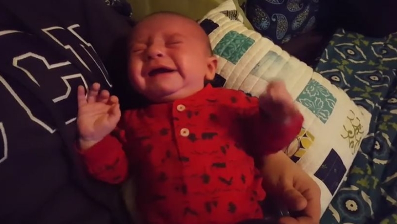 Μωρό σταματάει να κλαίει μόνο όταν ακούει τον ύμνο του «Star Wars» (vid)