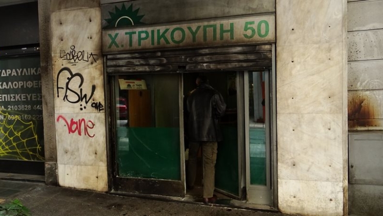 Η κυβέρνηση «καταδικάζει απερίφραστα» την επίθεση στα γραφεία του ΠΑΣΟΚ