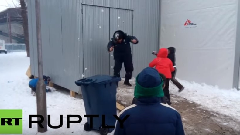 Προσφυγόπουλα από τη Συρία παίζουν χιονοπόλεμο με αστυνομικούς στη Σερβία (vid)
