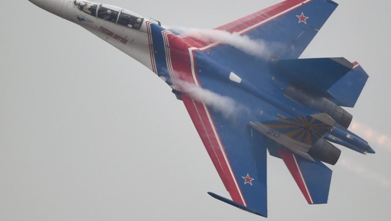 Πτήση «καμικάζι» ρωσικού μαχητικού δίπλα σε αμερικανικό αναγνωριστικό
