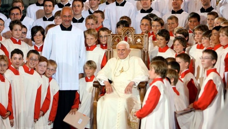 Νέο σκάνδαλο: 200 κακοποιημένα αγόρια στη χορωδία του αδελφού του πρώην πάπα