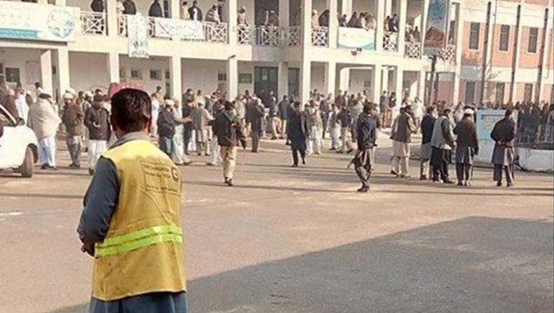 Χάος σε πανεπιστήμιο στο Πακιστάν: Πυρ εναντίον φοιτητών (pics)