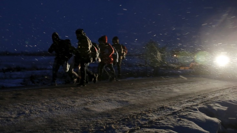 Πρόσφυγες στα χιόνια διασχίζουν την Ευρώπη (pics)