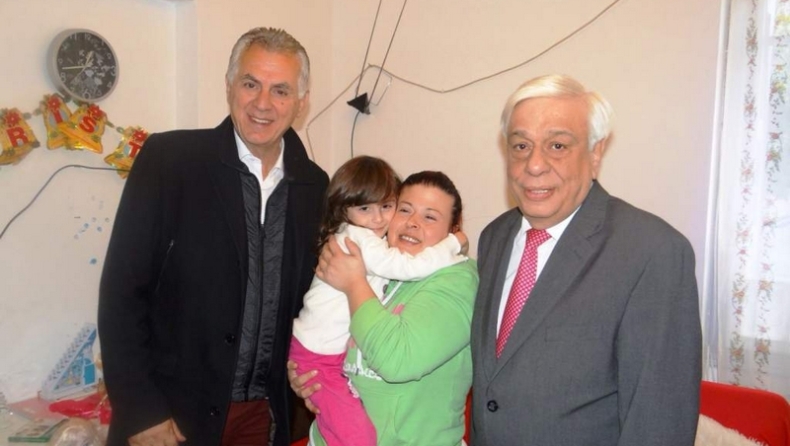 Ο Προκόπης Παυλόπουλος επισκέφθηκε μακροχρόνια άνεργη μητέρα στο Περιστέρι