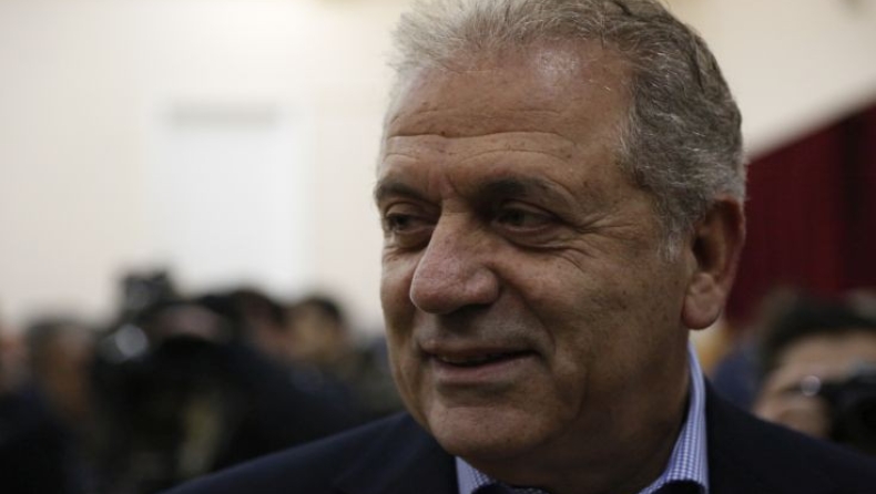 Αβραμόπουλος: Η Κομισιόν στηρίζει Ελλάδα και Ιταλία στο προσφυγικό