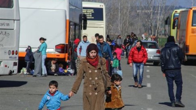Πρόσφυγες προσπαθούν να περάσουν τα Τέμπη με τα πόδια (pics+vids)