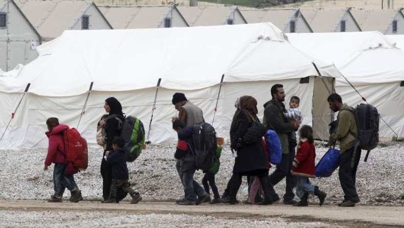 Πρόσφυγες και μετανάστες έριξαν τον φράχτη στα Διαβατά