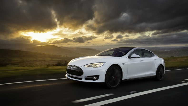 Το Tesla Model S «ανεφοδιάζεται» χωρίς καλώδια
