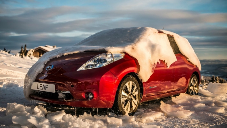 Το Nissan Leaf σπάει τον πάγο (video)
