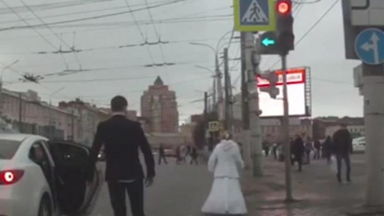 Η νύφη το “σκασε: Τσακώθηκε με τον γαμπρό και τον παράτησε στη μέση του δρόμου (vid)