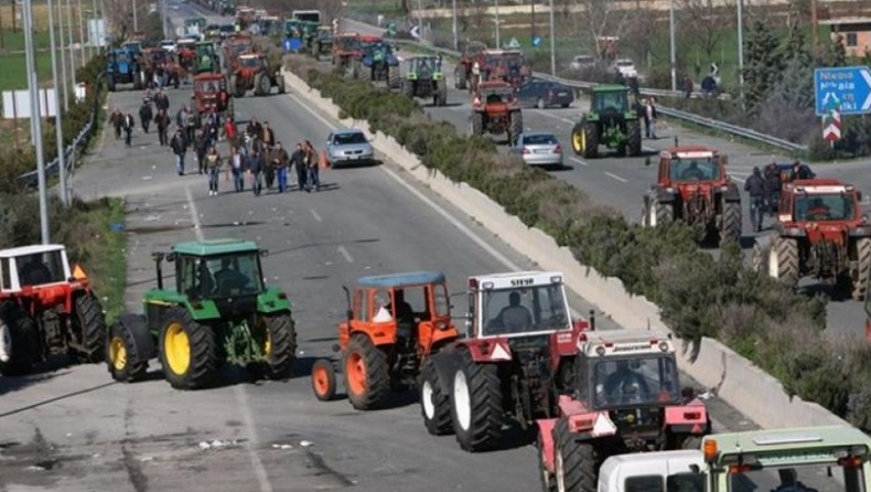 Αγρότες: Κλειστά τα Τέμπη - «Παρέλαση» τρακτέρ έξω από το «Μακεδονία» (pics)