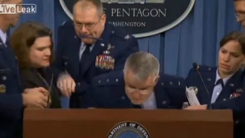 O αρχηγός της Πολεμικής Αεροπορίας των ΗΠΑ λιποθυμά μπροστά στην κάμερα (vid)