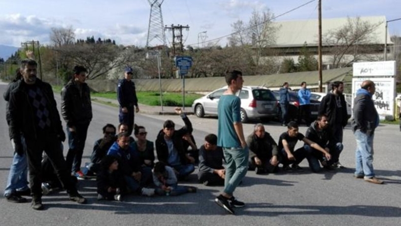 Οι πρόσφυγες έκλεισαν την εθνική οδό Τρικάλων-Ιωαννίνων (pic)