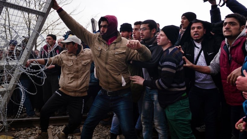 Ειδομένη: Σκηνές αλλοφροσύνης - Μετανάστες «γκρέμισαν» τον φράχτη (vids&pics)