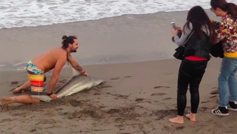 Άνδρας έσυρε καρχαρία στη στεριά για να ποζάρει μαζί του (vid)