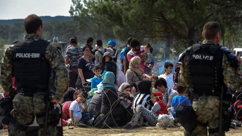 Οι Σκοπιανοί καταδιώκουν τους μετανάστες με λυκόσκυλα