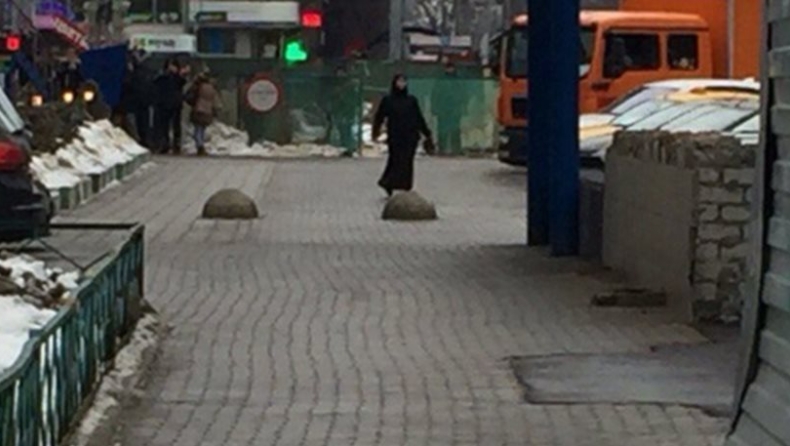 Μόσχα: Γυναίκα κρατούσε κομμένο κεφάλι παιδιού και απειλούσε να ανατιναχθεί! (vids)