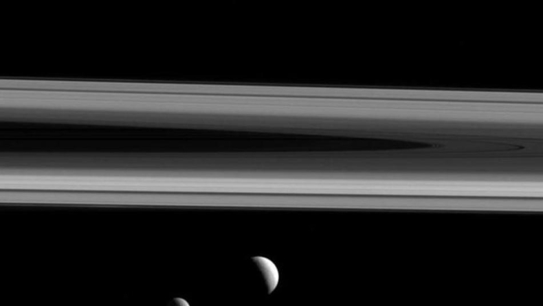 Φωτογραφία από τη NASA: Τα τρία φεγγάρια του Κρόνου στο ίδιο «κάδρο»