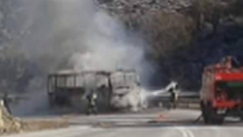 Στις φλόγες τυλίχθηκε λεωφορείο στην Εθνική Κοζάνης - Λάρισας (pics)