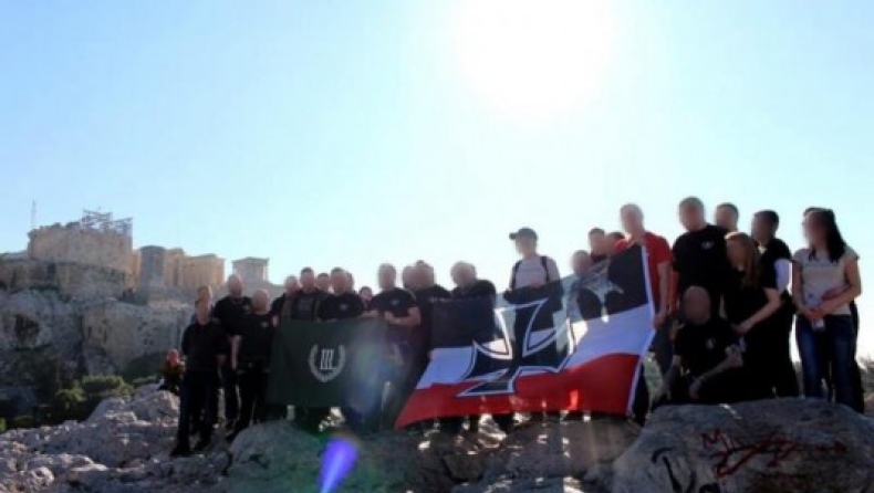 Ξεδιάντροπη πρόκληση: Ύψωσαν ναζιστική σημαία στην Ακρόπολη! (pics)