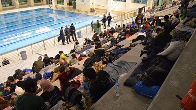 Στο κολυμβητήριο της Καβάλας φιλοξενούνται 800 πρόσφυγες