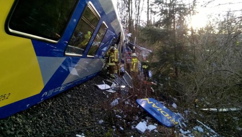 Οχτώ νεκροί σε μετωπική σύγκρουση τρένων στη Γερμανία (pics)