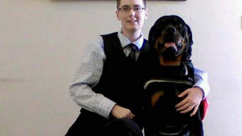 Αστυνομικοί στις ΗΠΑ σκότωσαν τον αυτιστικό 24χρονο που είχε συγκινήσει το διαδίκτυο με τον σκύλο του (vid&pic)