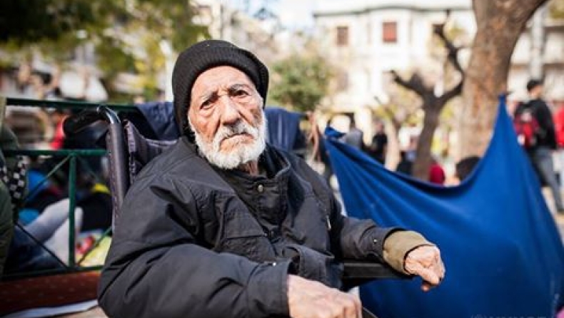 Ο 95χρονος παππούς που κοιμάται στα πλακάκια της Βικτώριας