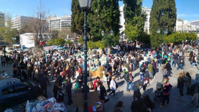 Τεράστιο κύμα αλληλεγγύης για τους πρόσφυγες! Ρούχα και τρόφιμα στο Σύνταγμα (pics & vid)