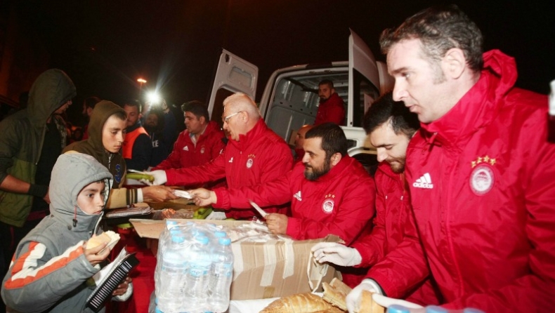 Μοιράστηκαν 1.300 μερίδες φαγητό στους πρόσφυγες (pics)