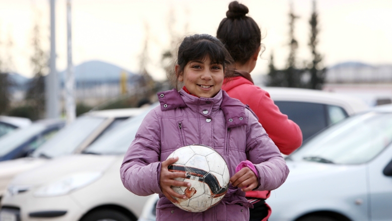 Οι πρόσφυγες παίζουν μπάλα στο λιμάνι! (pics)