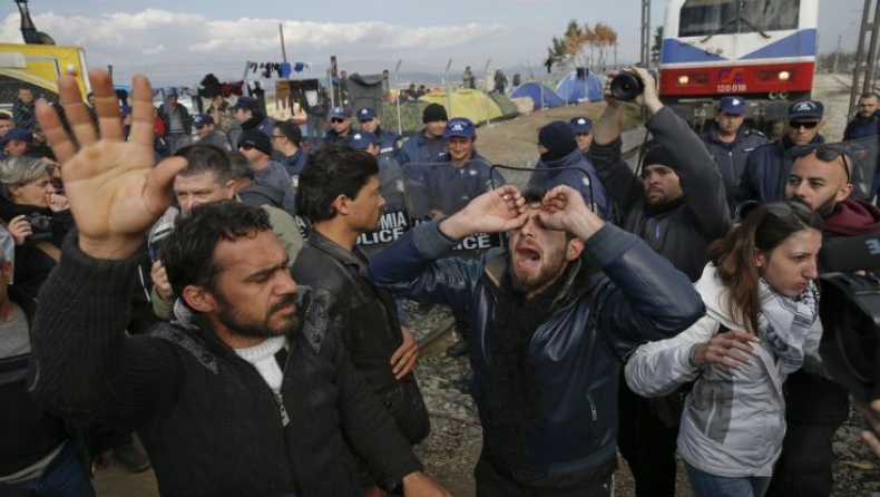 Πρόσφυγες κατέλαβαν ξανά τη σιδηροδρομική γραμμή στην Ειδομένη