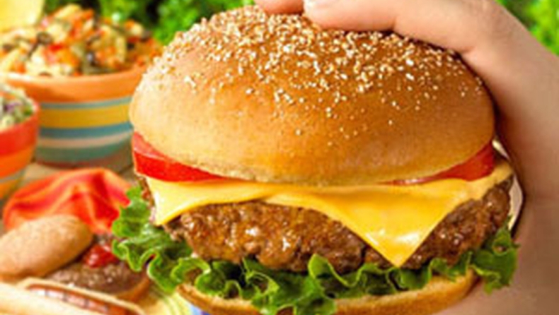 Τι θα συμβεί αν ρίξεις λιωμένο χαλκό σε burger των MacDonald; (vid)