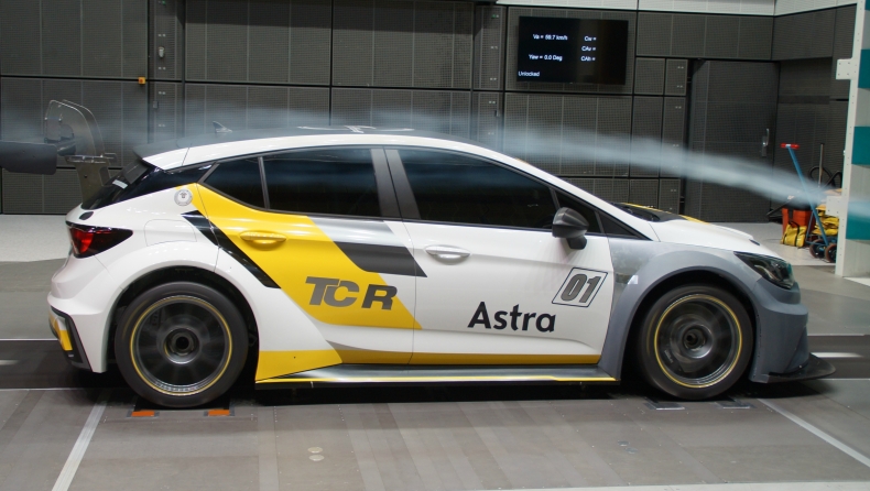 Το αγωνιστικό Opel Astra «σκίζει» τον άνεμο