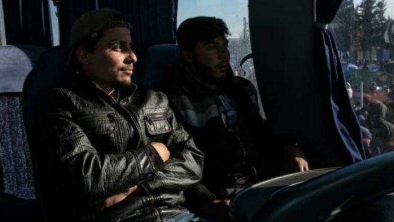 Ενταση στη Βέροια: Κάτοικοι εμπόδιζαν το λεωφορείο με τους πρόσφυγες από την Ειδομένη (vid)