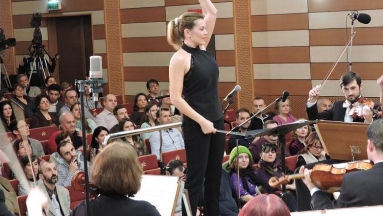 Η Μανωλίδου διηύθυνε την Φιλαρμονική Ορχήστρα της Ρουμανίας (pics)