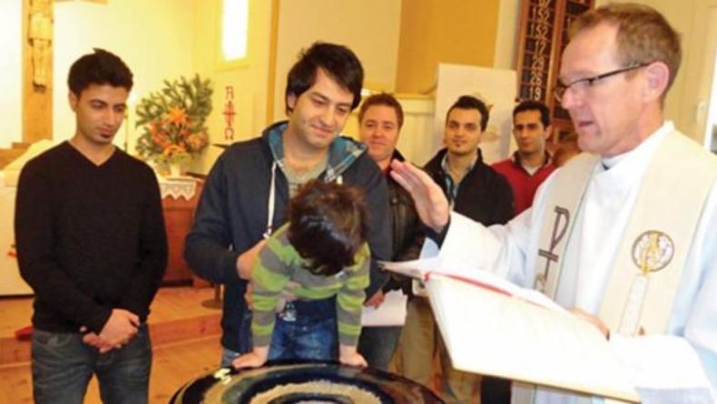 Γιατί οι πρόσφυγες βαπτίζονται χριστιανοί στη Γερμανία
