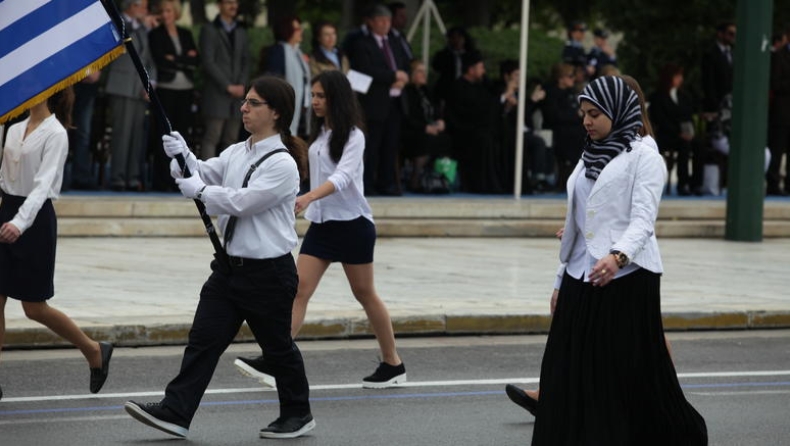 Μαθήτρια με μαντήλα στην παρέλαση για την εθνική επέτειο! (pics)