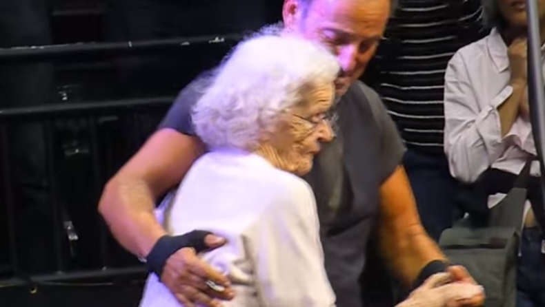 91χρονη χορεύει επί σκηνής με τον Bruce Springsteen (vid)