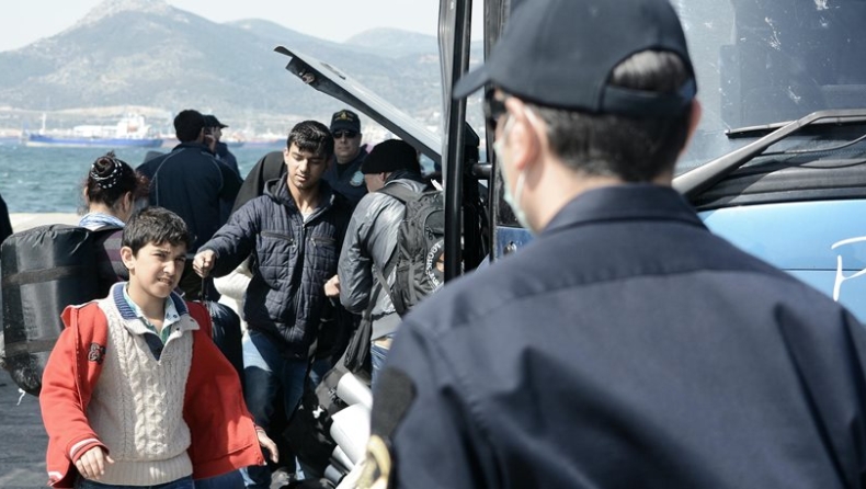 Με χειροπέδες 150 παράτυποι μετανάστες από τη Μυτιλήνη στον Πειραιά (vid)