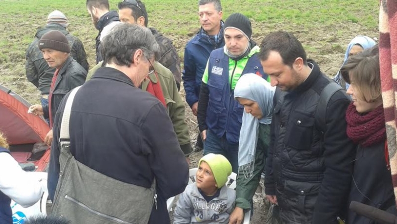Το ΚΕΕΛΠΝΟ εμβολιάζει προσφυγόπουλα στην Ειδομένη